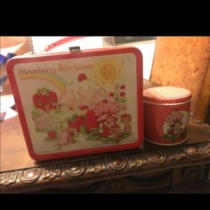 StrWberry shortcake lunch box and tin